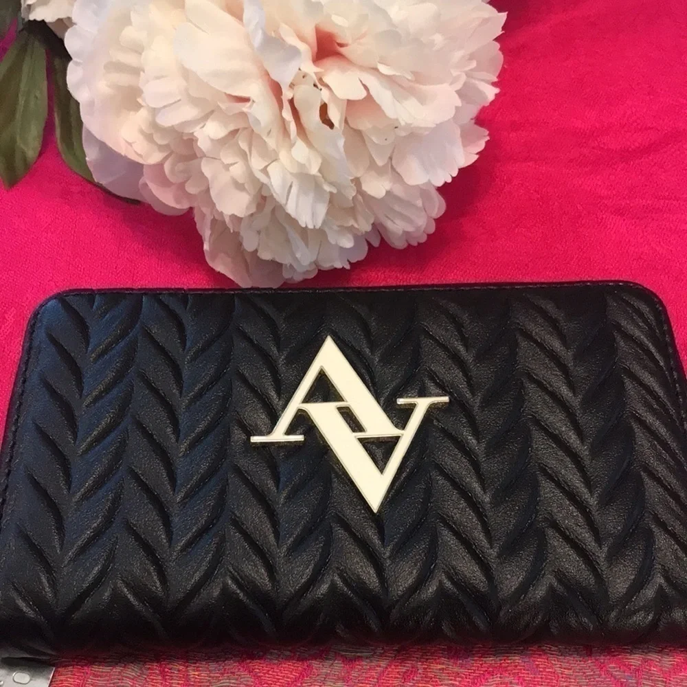 NWOT Adrianne Vittadini Black Wristlet